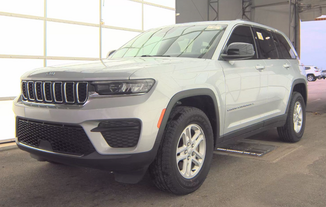 2023 Jeep Grand Cherokee Laredo 4x4's photo