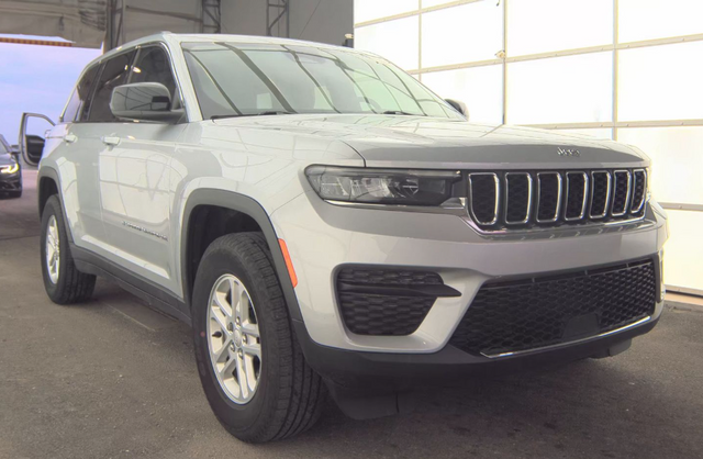 2023 Jeep Grand Cherokee Laredo 4x4