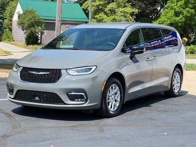 2025 Chrysler Pacifica Select