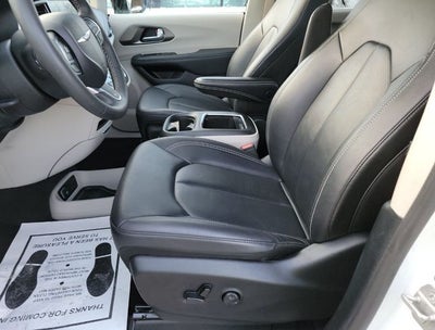 2024 Chrysler Pacifica Hybrid Select