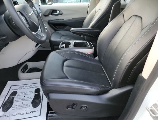 2024 Chrysler Pacifica Hybrid Select