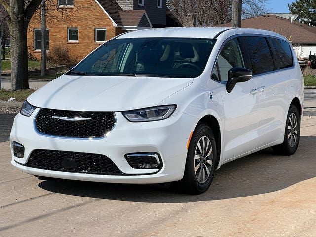 2024 Chrysler Pacifica Hybrid Select