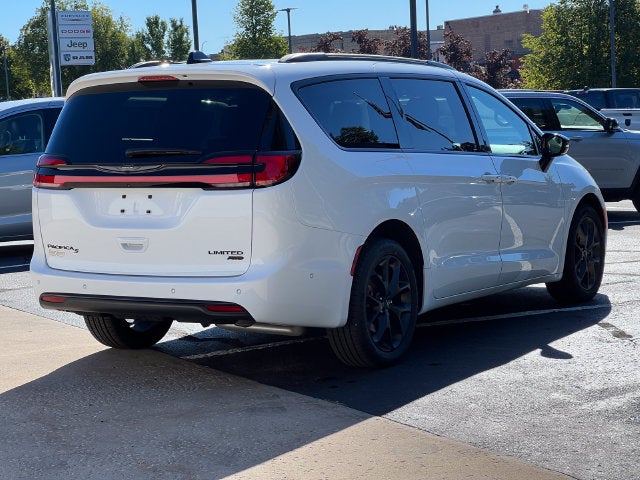 2023 Chrysler Pacifica Limited AWD